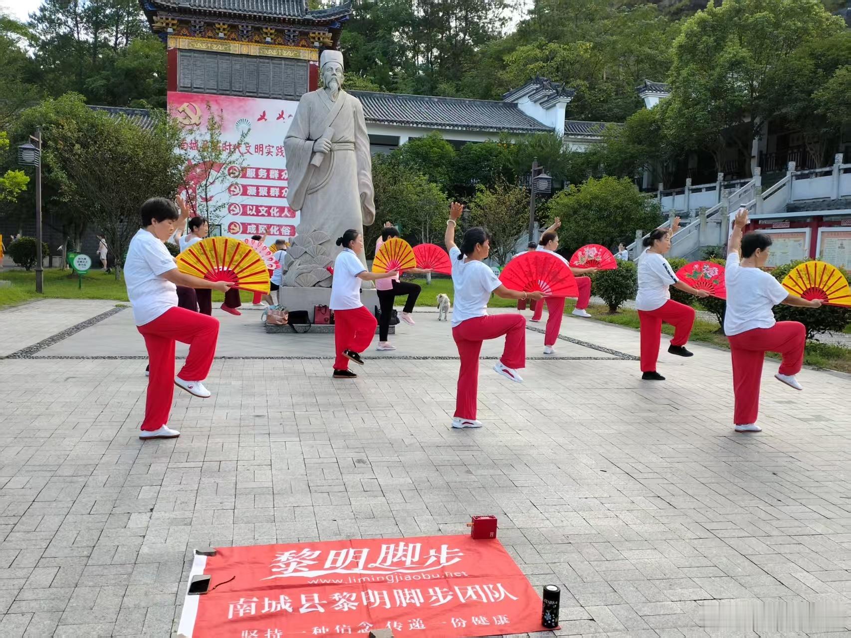 江西省南城县黎明脚步盱江书院健身团队，糊涂的人把健康寄托在别人身上，健康的人把健