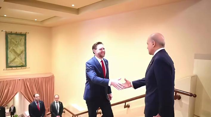 万斯去巴基斯坦的时候，受到了巴基斯坦总理的热情接见，从照片，我们不难看出巴基斯坦