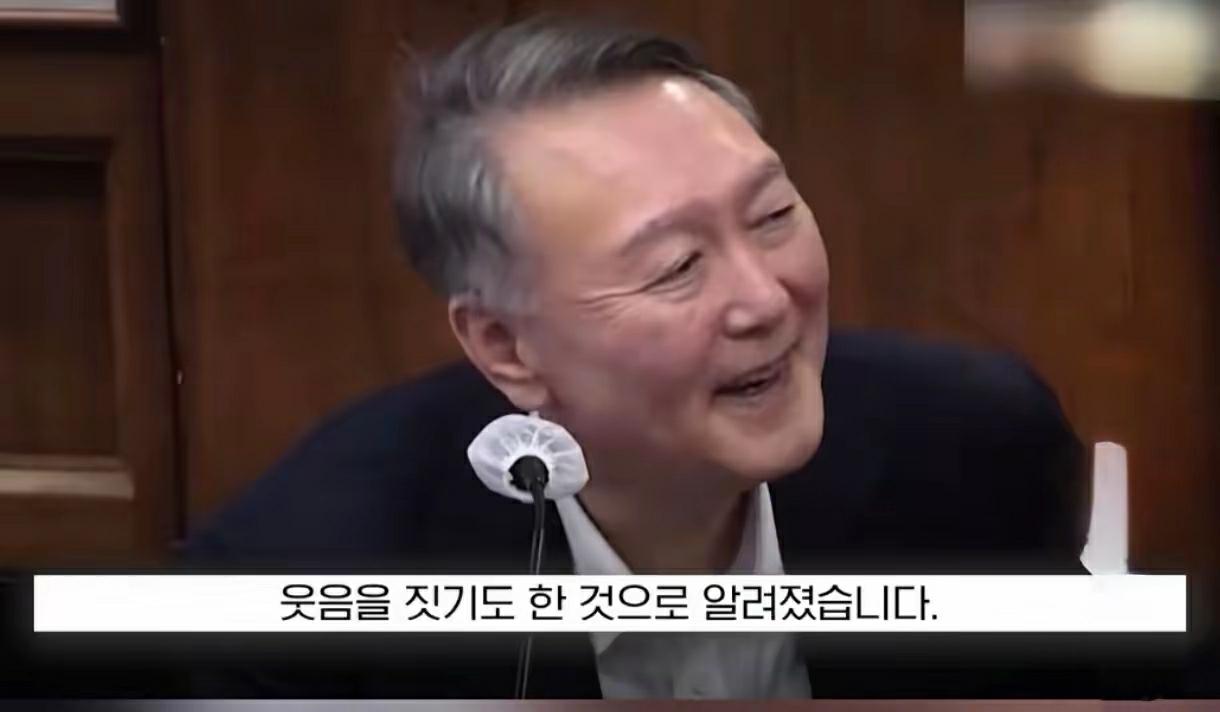 看到尹锡悦的这张图片，我真的要笑死

被关押了那么长时间都没见他笑过，

一听说