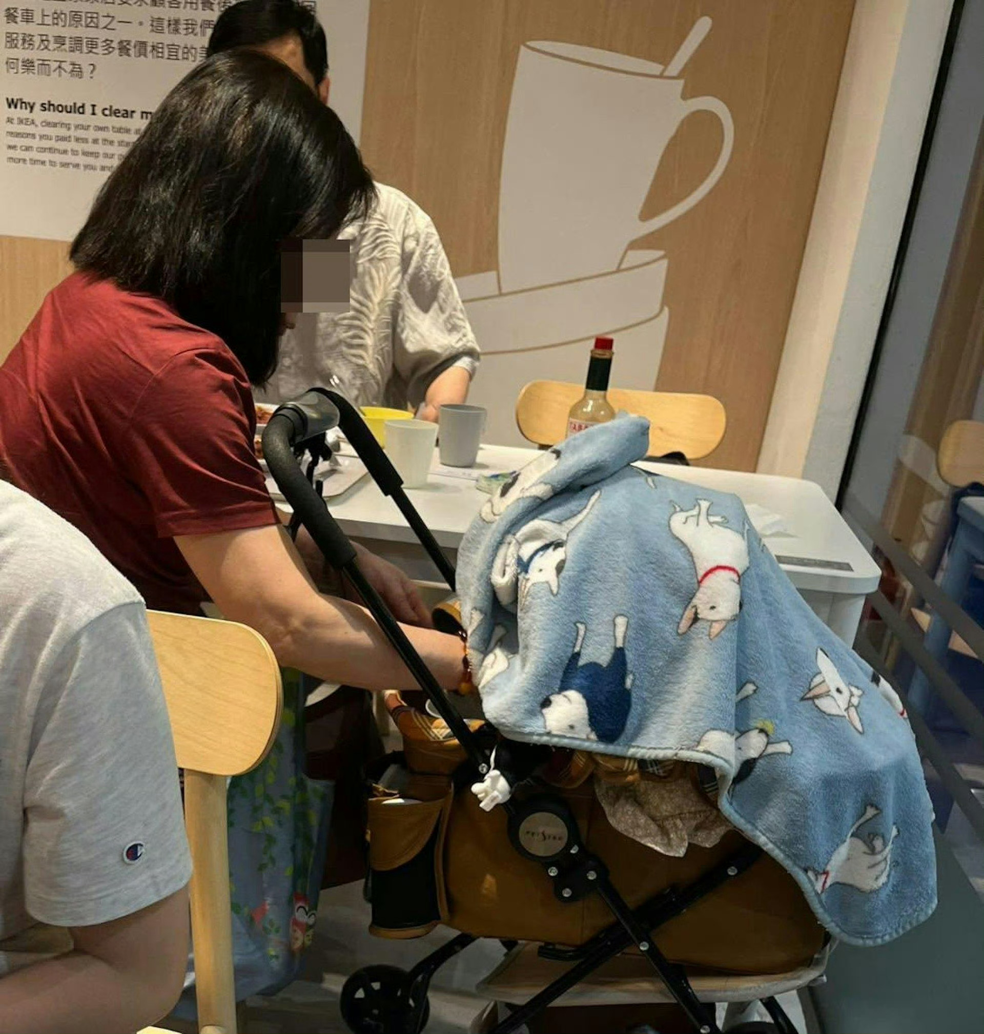 香港一宜家有人用儿童塑料碗喂狗香港食环署回应将宠物带进餐厅 近日，有香港市民在社