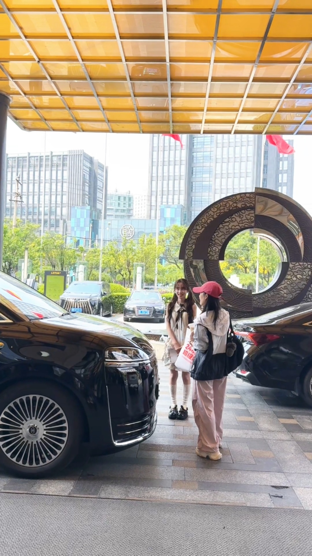 花少8 王可网友偶遇综艺录制路透，芒果小妹王可，真颜值真的可以啊， 