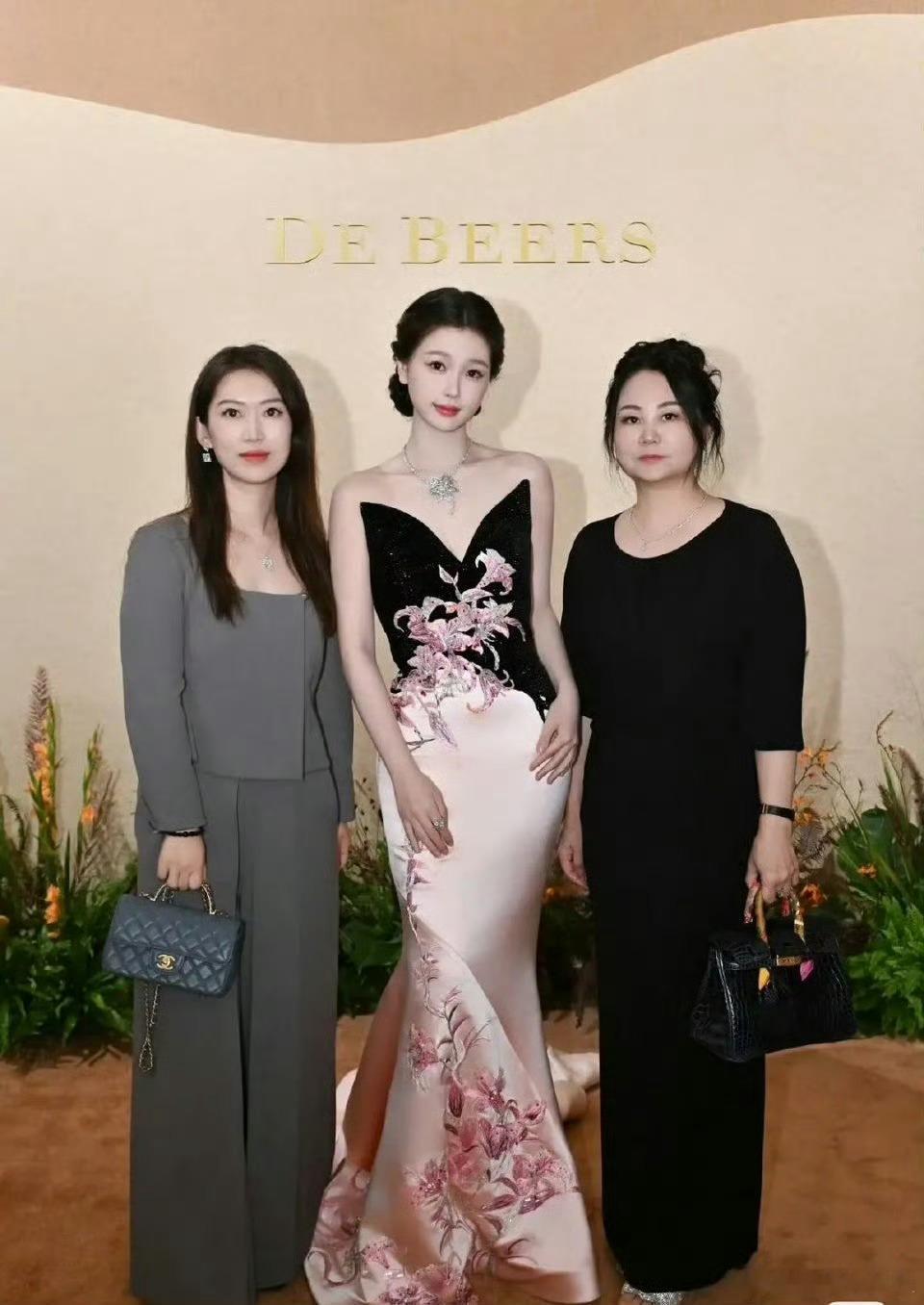 虞书欣和别人同框合照，感觉没差 ​​​