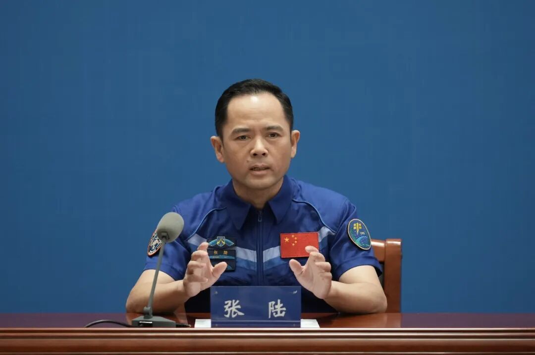 【神舟二十一号航天员乘组返回后与记者见面会在北京航天城举行】2026年8月5日，