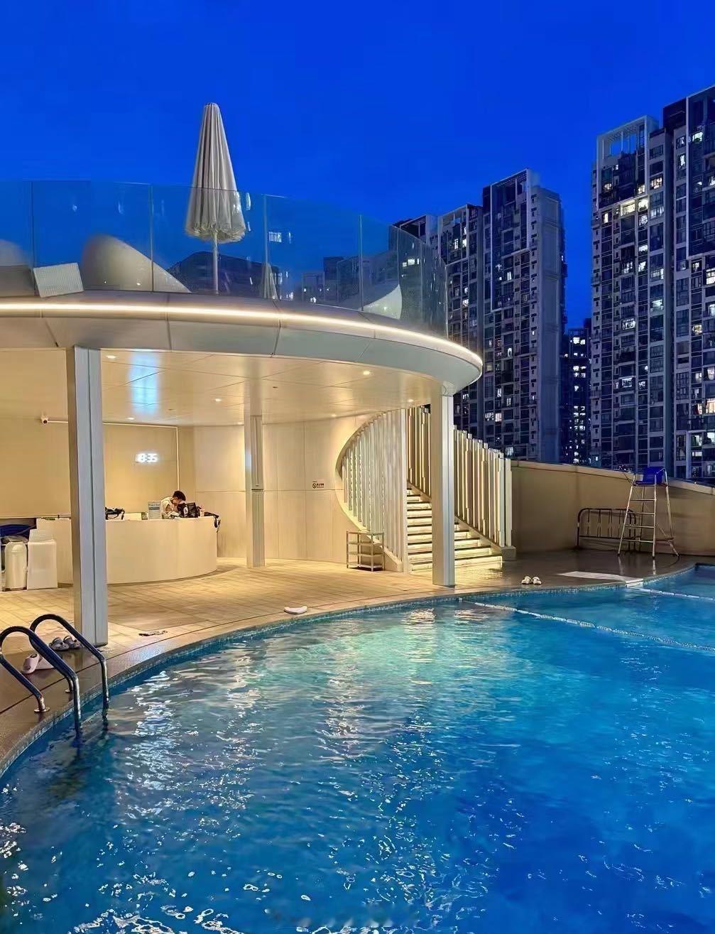 今晚宝安榕江壹号院搞了个泳池派对，挺热闹。 深圳