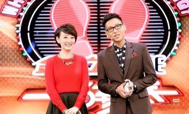 合体营业13年的真cp回归了   这细节真的戳到心了！灯光亮起时他下意识往她身边