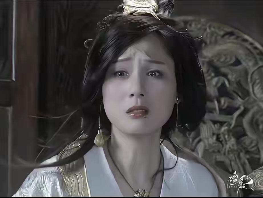 李建群的眼睛如一汪泉水，望川秋水的眼神太令人心疼了！
不过，她既能演出楚楚可怜，
