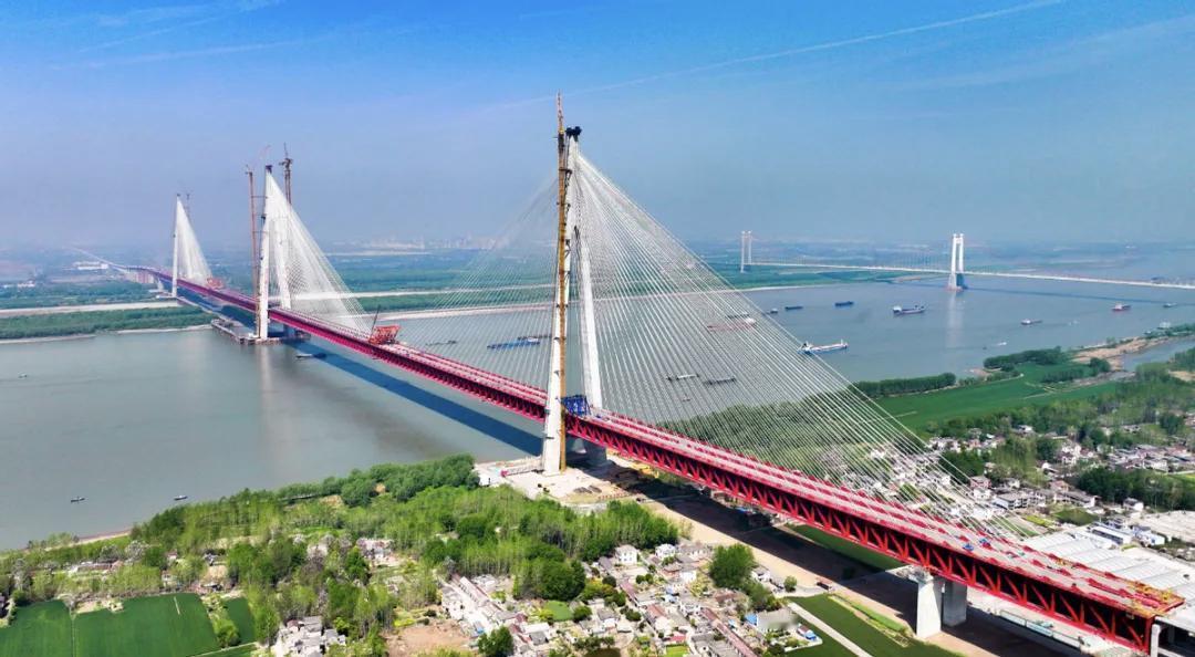 铺轨是铁路从“土建施工”迈向“通车倒计时”的核心标志，意味着线路主体骨架即将成型