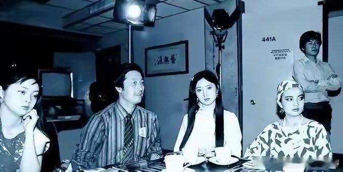 陈晓旭1987年香港宴会照，感觉林黛玉的妆造，限制了她的美貌啊！ ​​​