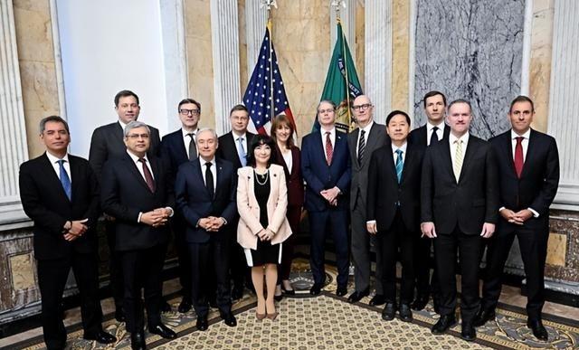 特朗普向全球发出通牒：180天内必须对中国动手，不帮忙就加税。特朗普突然签署总统