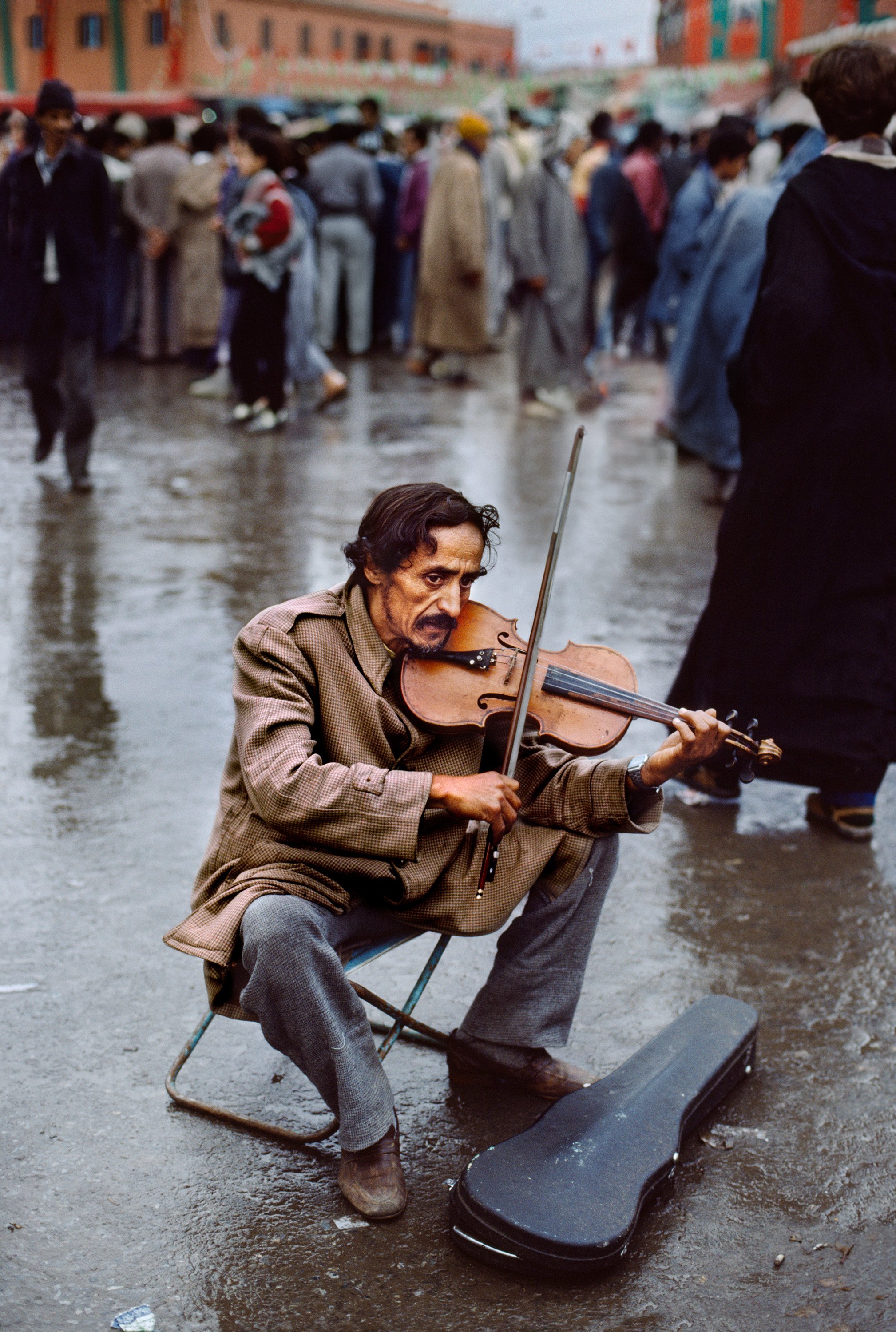 摩洛哥，1998，街头小提琴卖艺者摄影师Steve McCurry 