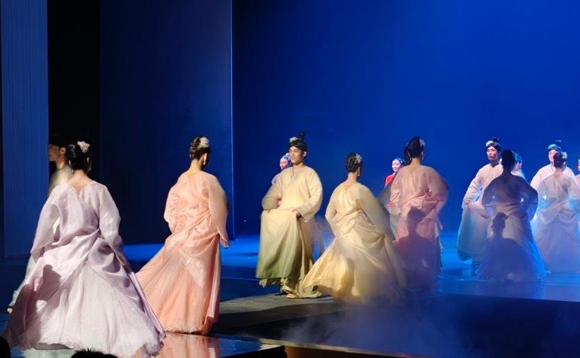 说实话，作为一个平时只看电影和演唱会的95后，我从来没想过自己会被一部传统戏曲改