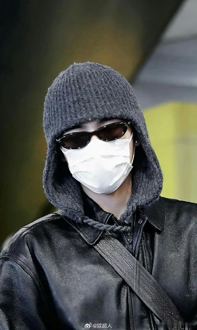 陈飞宇戴耳钉陈飞宇为了角色打耳洞 陈飞宇的耳钉造型藏着小秘密！机场路透里那个酷酷