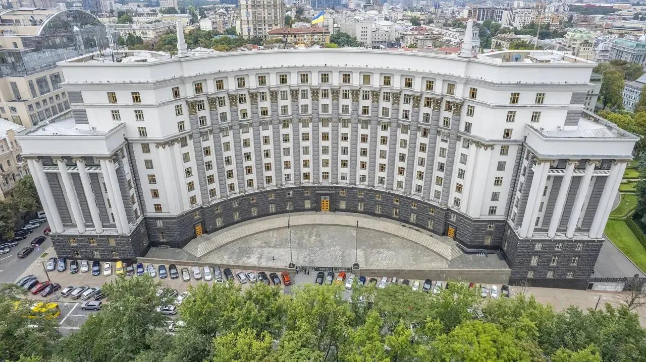 在俄军无人机袭击之下，位于乌克兰首都基辅市中心格鲁舍夫斯基街的行政大楼被防空火力