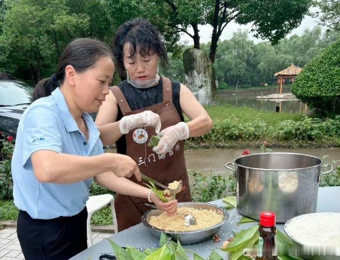 台州外地媳妇在粽香里把异乡过成了娘家外地媳妇融入本地端午习俗，与邻里一同包粽过节