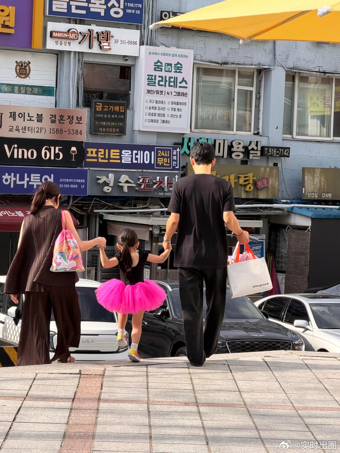 偶遇金钟大和老婆女儿逛街网友在韩国偶遇金钟大和老婆女儿逛街，小小的芭蕾裙小公主被