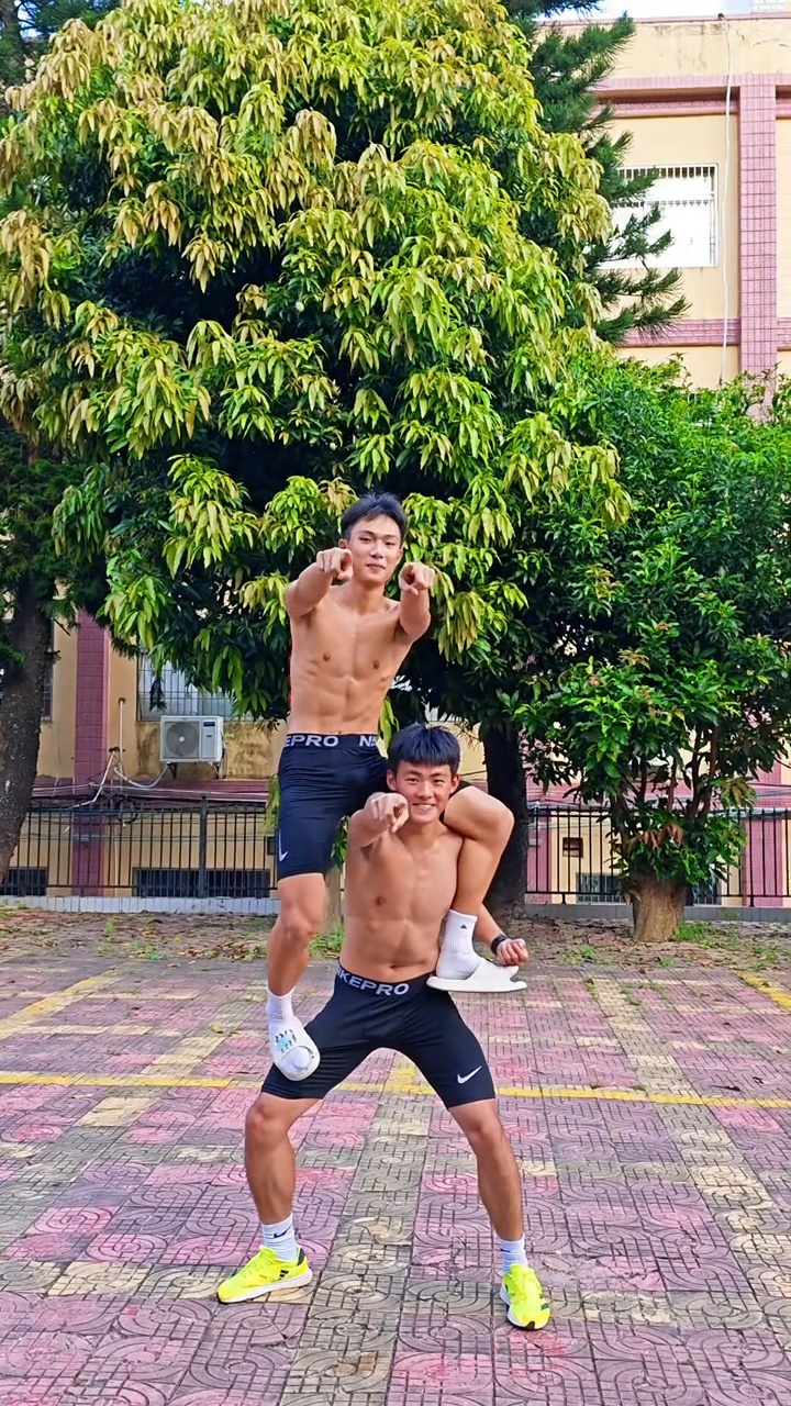 体育生 黑皮体育生的拍照姿势。 