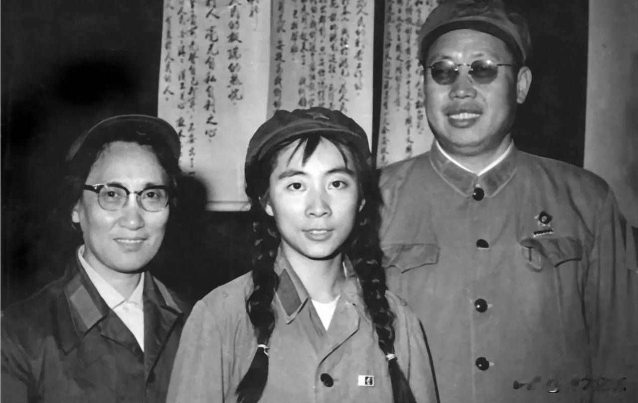 文革时期，李作鹏将军、董其采夫妇与林豆豆合影
