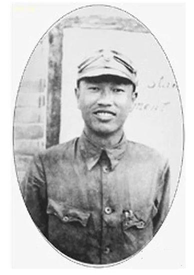 1943年，游击队长打死了一个汉奸，谁知邓华听说后，却是脸色大变：“谁叫你打死他
