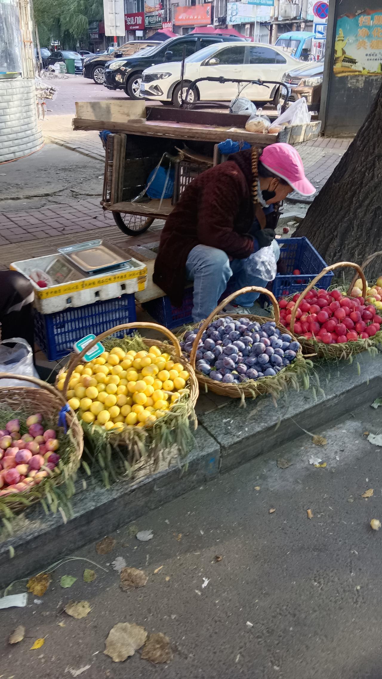 街边小摊，满满一筐秋天的果子[祈祷]
路过街边小摊，各式各样的李子摆满篮子，黄的