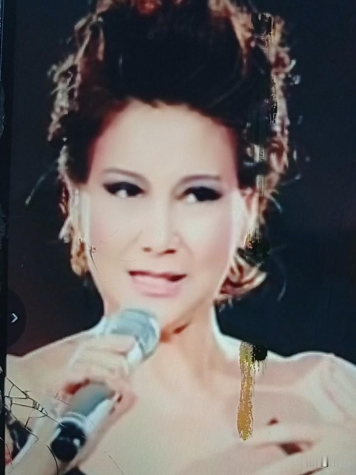 甄妮，原名甄淑诗，1953 年生于澳门，是华语乐坛的传奇人物，集歌手、演员、主持
