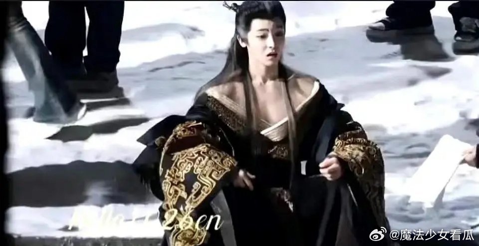 侯明昊深V造型真的是不少啊，导演是怎么说服他演的? ​​​