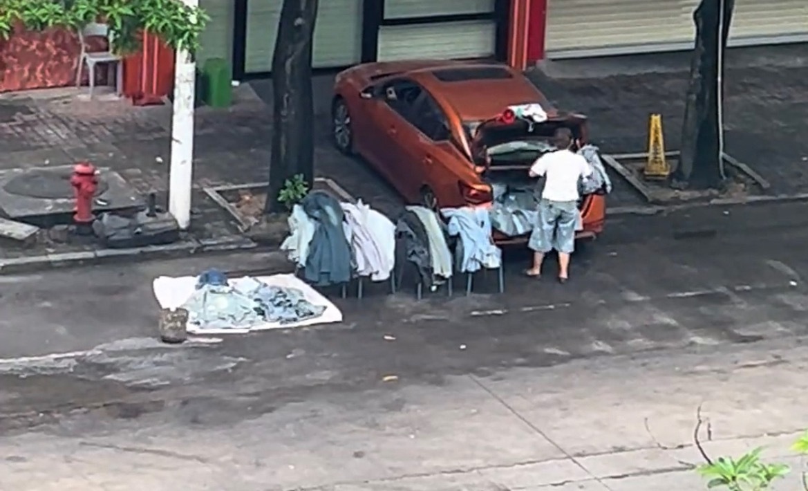9月6日，网友反映：玉林女子一大早停小车在路边摆摊放喇叭扰民。都说为了生活不容易