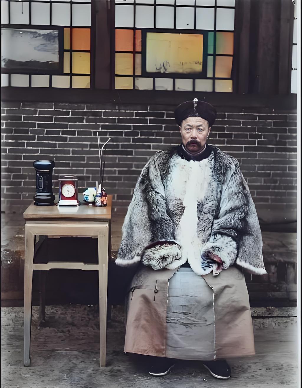 这是一张极具年代感的肖像照，定格了晚清时期一位男子的形象。画面中，男子身着传统袍