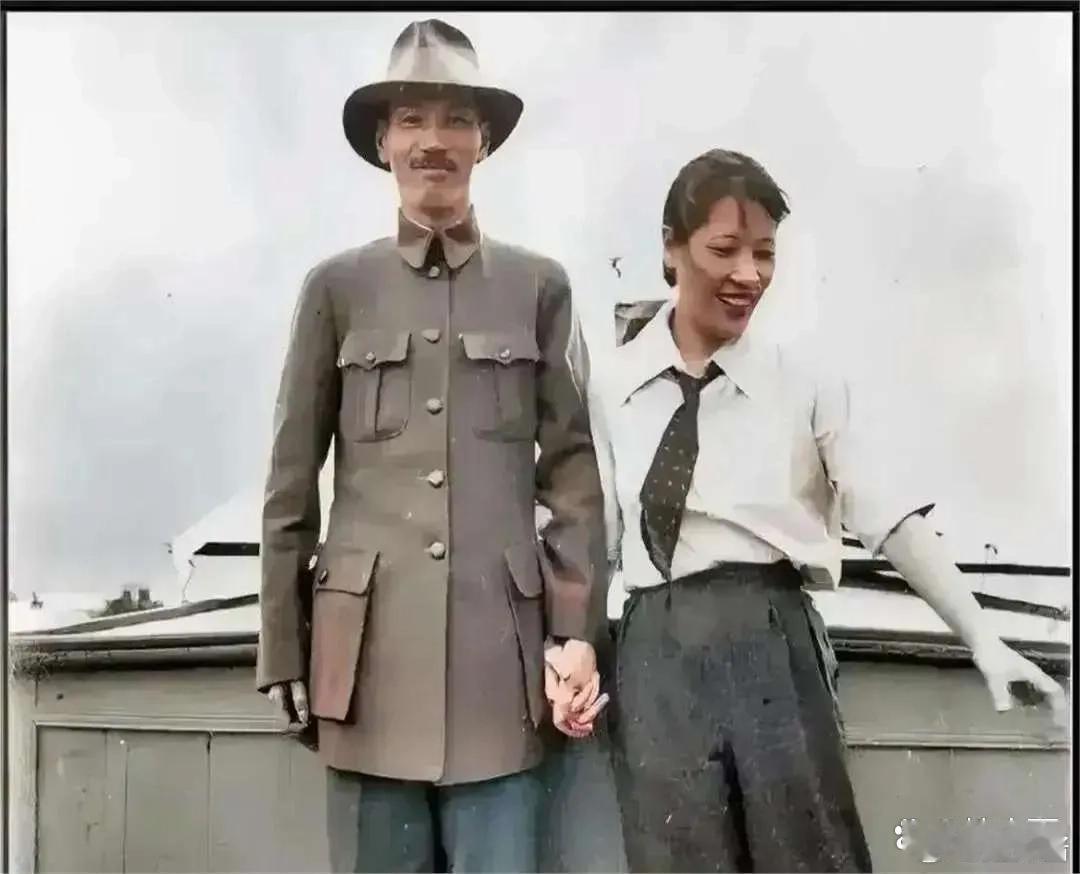 这就是历史上真实的蒋宋啊！我看了半天，也看不出宋美龄的美在哪里。 ​​​