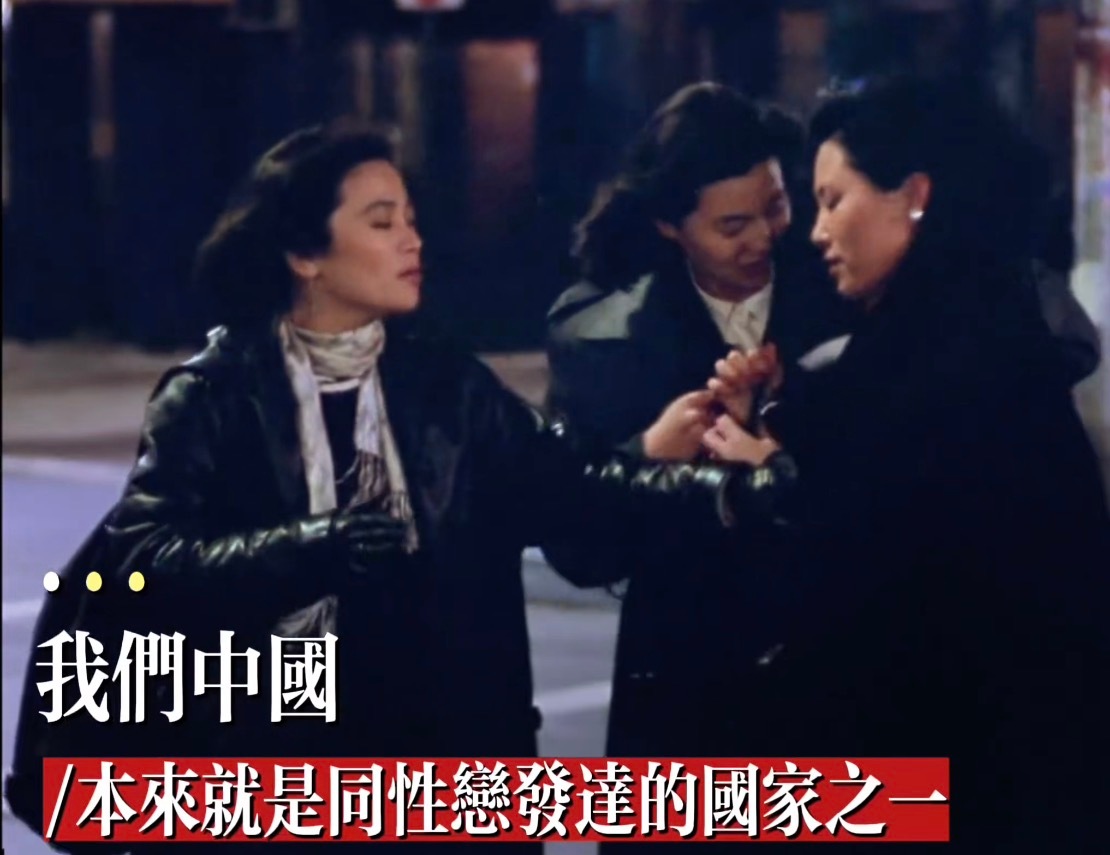 我刚骑车过马路，一伙大学生，看起来像一个宿舍的男孩，在等红灯，我就看到一个穿条纹