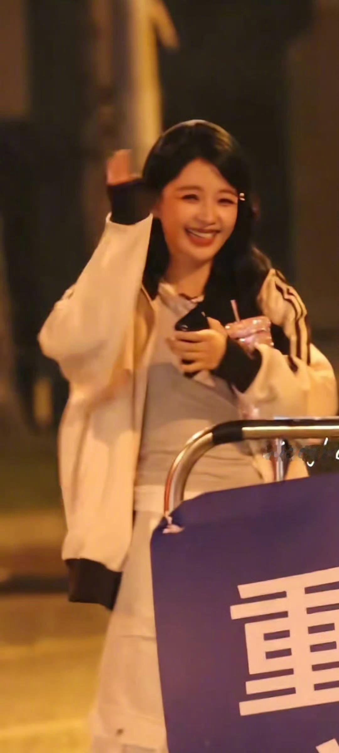 孙怡边采耳边和粉丝打招呼谁能拒绝这么有趣的双向互动！松弛感满分的打招呼方式，加上