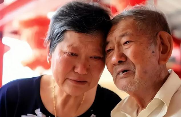 2012年，102岁台湾老兵，耗时66年，终于找到亲生女儿。谁料，一见面，女儿伸