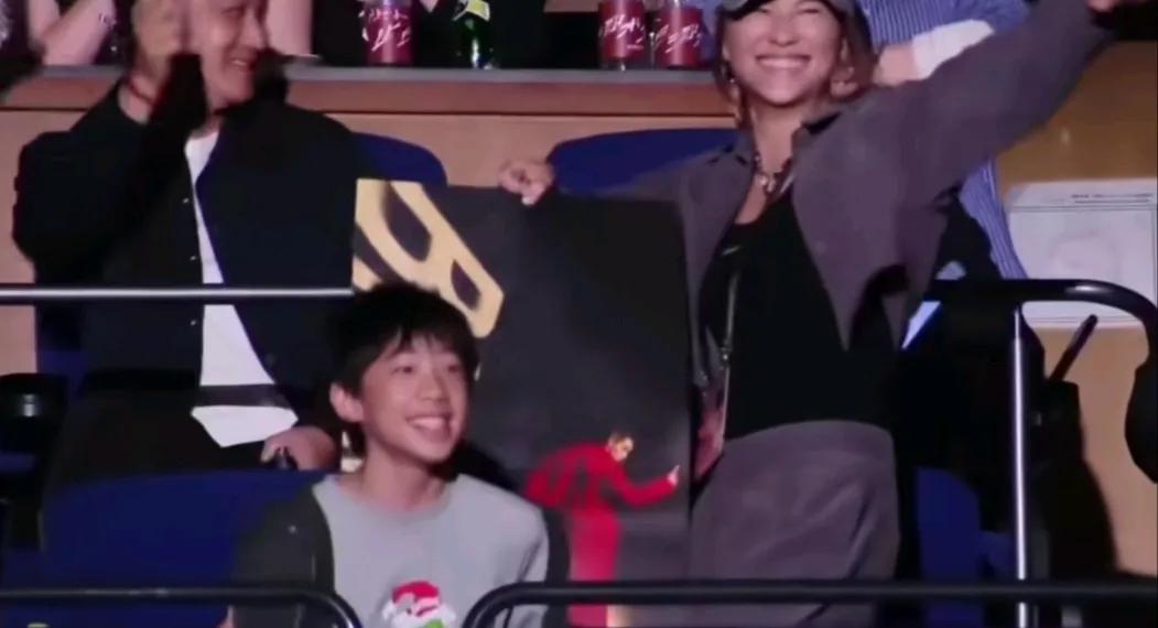 小小春

长得跟爸爸真的好像啊

现在长大了，头发也长了

更像爸爸年轻的时候