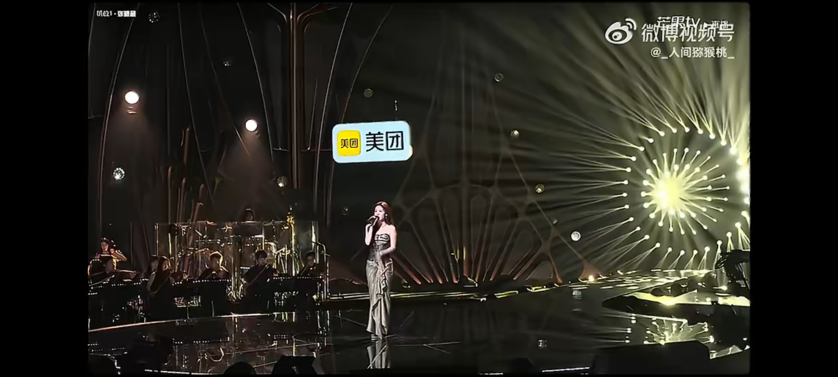 张碧晨选歌的品味一开口就能感觉出紧张，但后段明显找回主场节奏～那姐认证“比彩排好