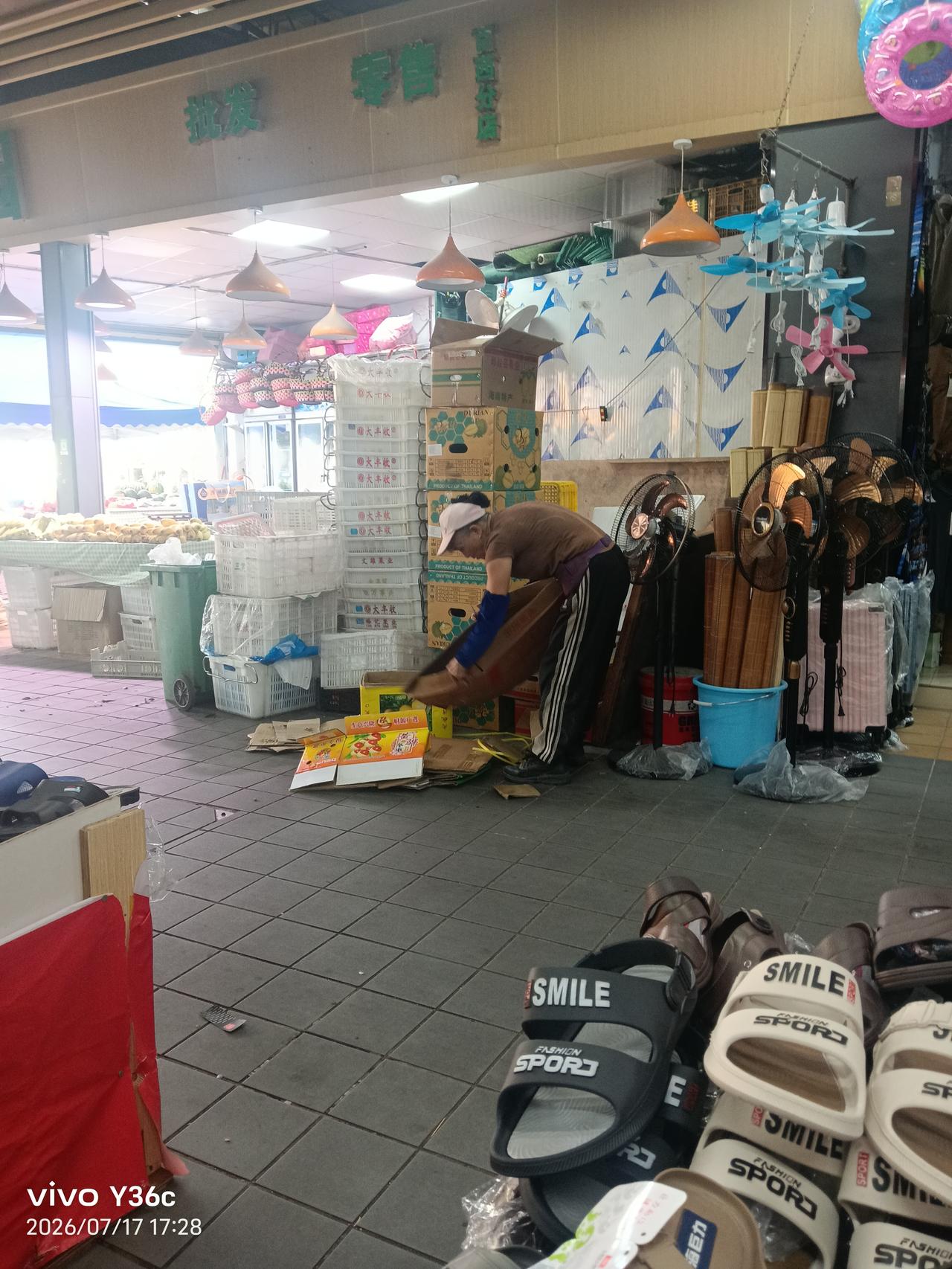生活离不开人间烟火，人离不开油盐酱醋茶，人有凌云壮志，不如脚踩实地为了生活而干。