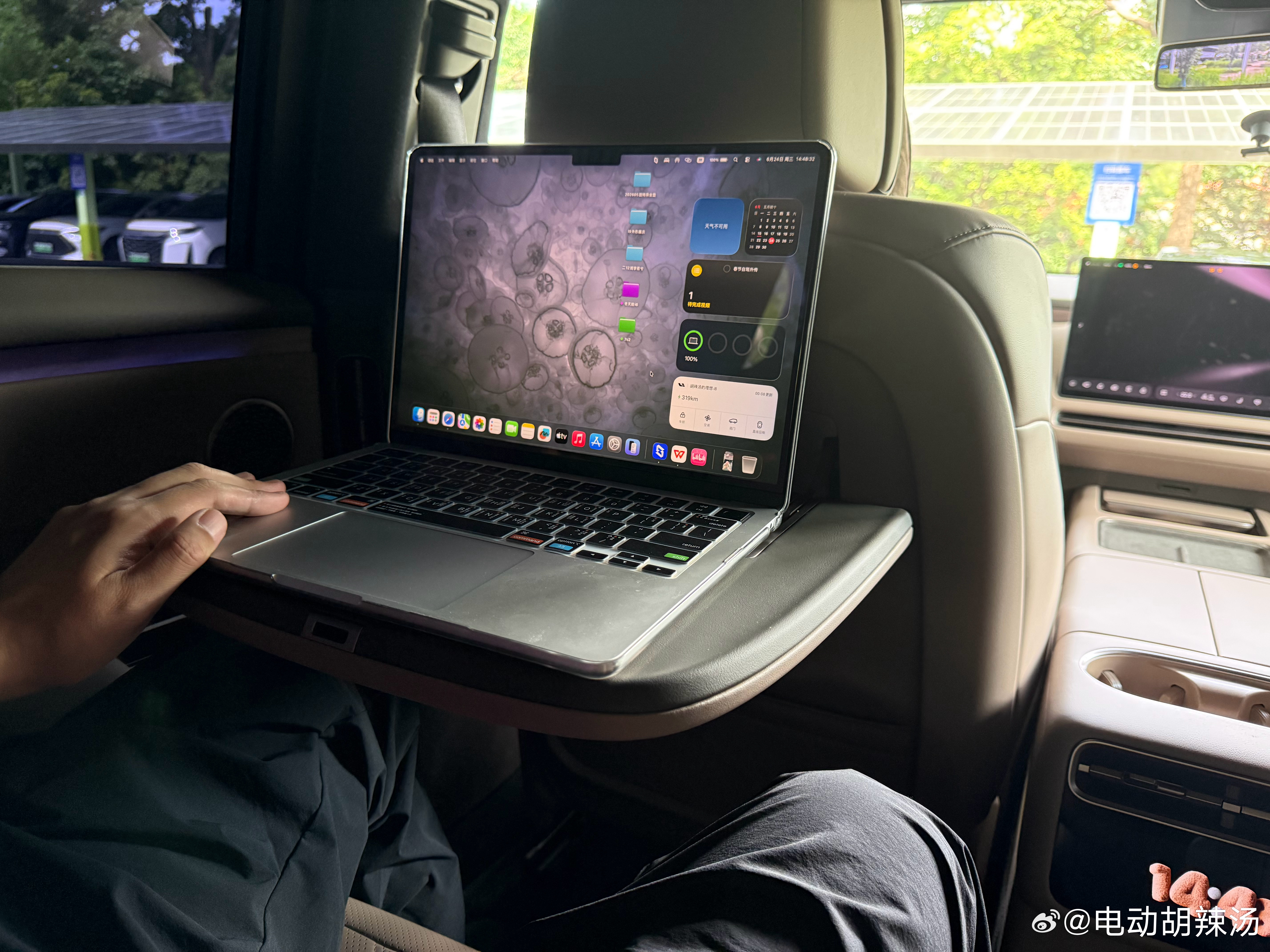 这个桌板确实要大不少，适合牛马们…理想汽车