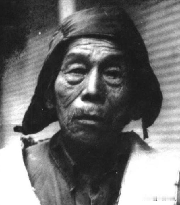 1985年，四川农村奇人竟自封“皇帝”，领300多名老农民霸占县医院，封40多护