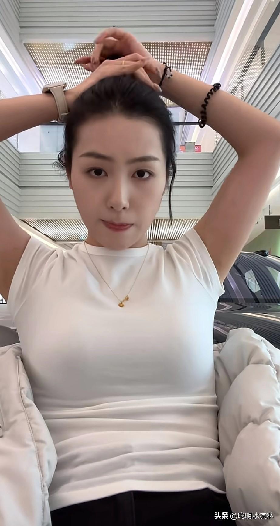 简约白色T恤搭配黑色裤子，清新自然，适合各种场合。