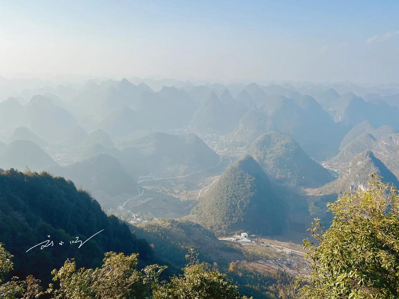 “万重山景区”位于贵州省黔西南州的册亨县，是国家4A级旅游景区，该景区海拔139