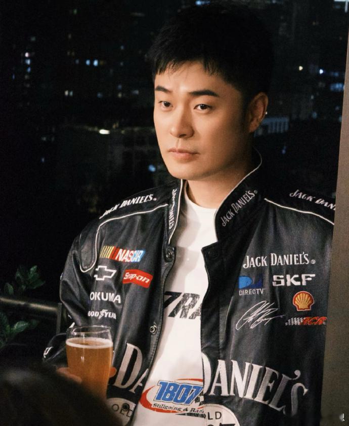 陈赫驰援广西灾区陈赫驰援广西连日强降雨让广西不少村镇受灾，陈赫及时响应救灾需求，