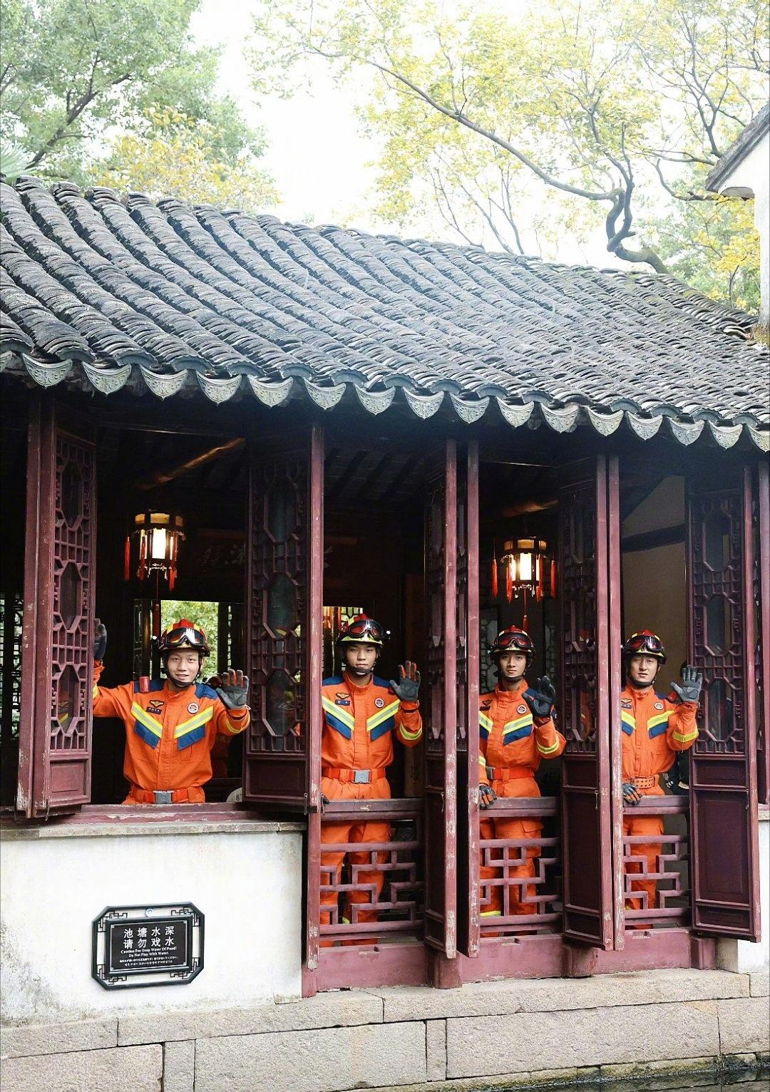 窗外是安静的院子，灯影微暖，
他们站在窗边，像在跟这个世界轻轻打个招呼。

没有