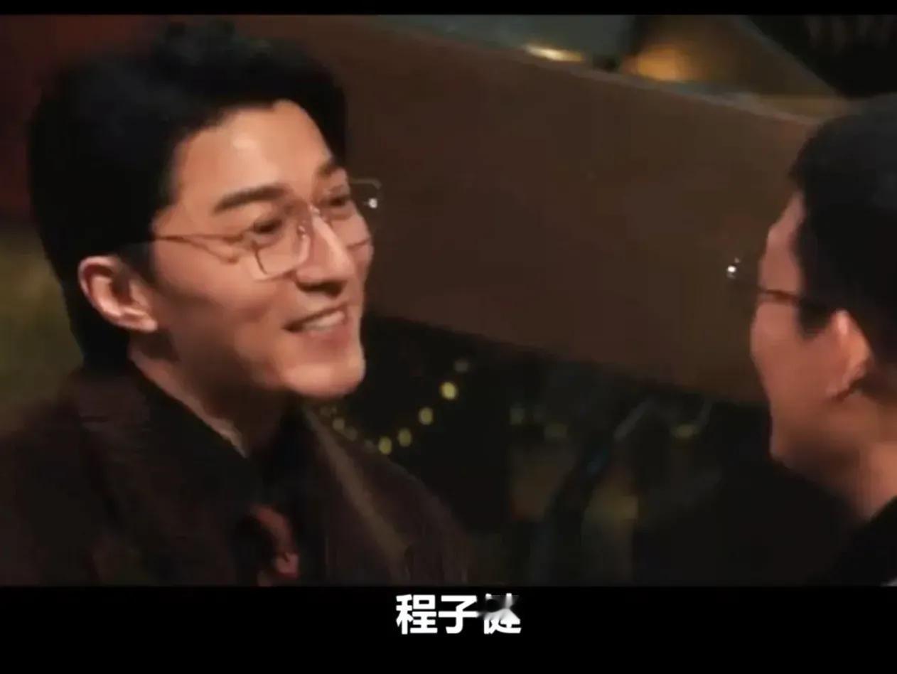 《以法之名》当中这个律师很让人讨厌。但是生活当中却是一个暖男慈父。
扮演者金泽灏