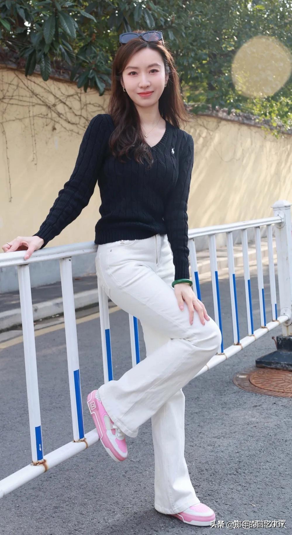 阳光明媚的午后，时尚穿搭的元气少女太吸睛了。就像王影璐那组春日写真，把春天的氛围