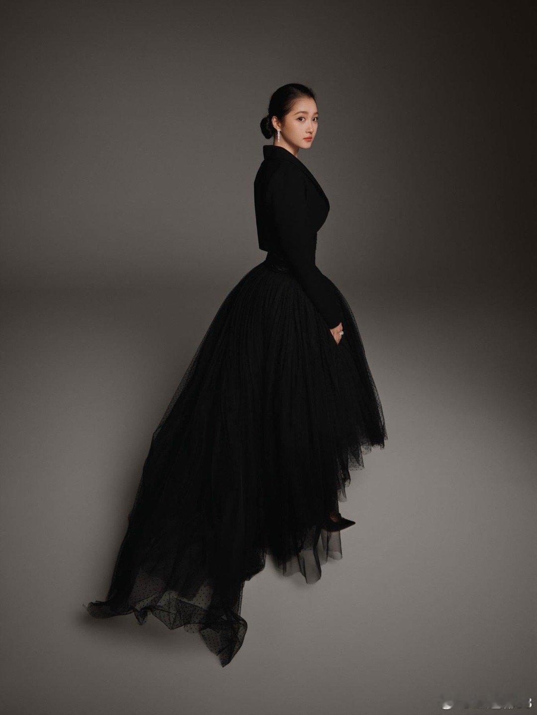 关晓彤allblack拽成啥了 利落剪裁的全黑造型把她的身材优势完全凸显，高马尾