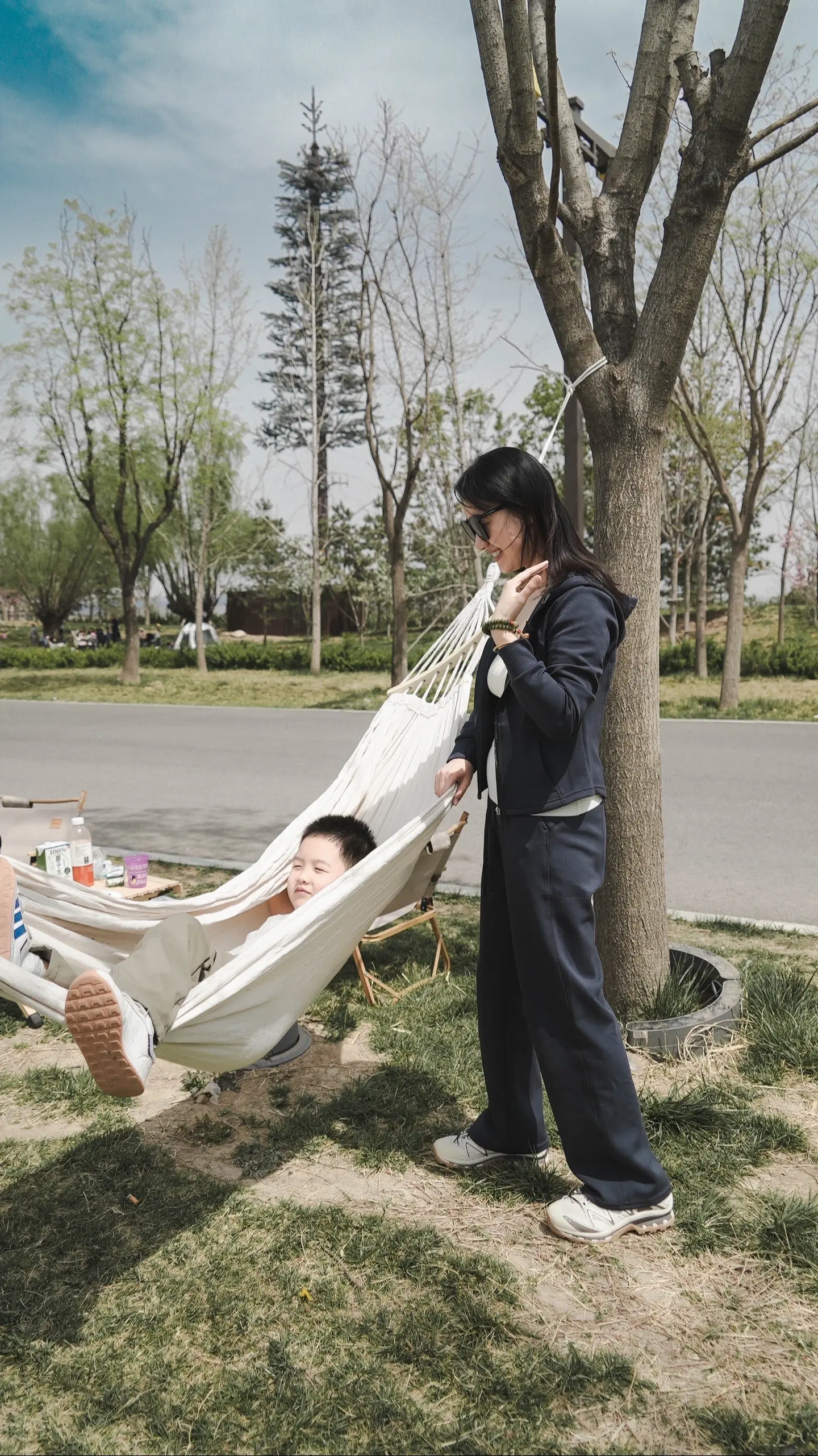 专家说 小时候攒下来的爱 是长大后能解忧的光 所以我爱你 远不止这一年四季