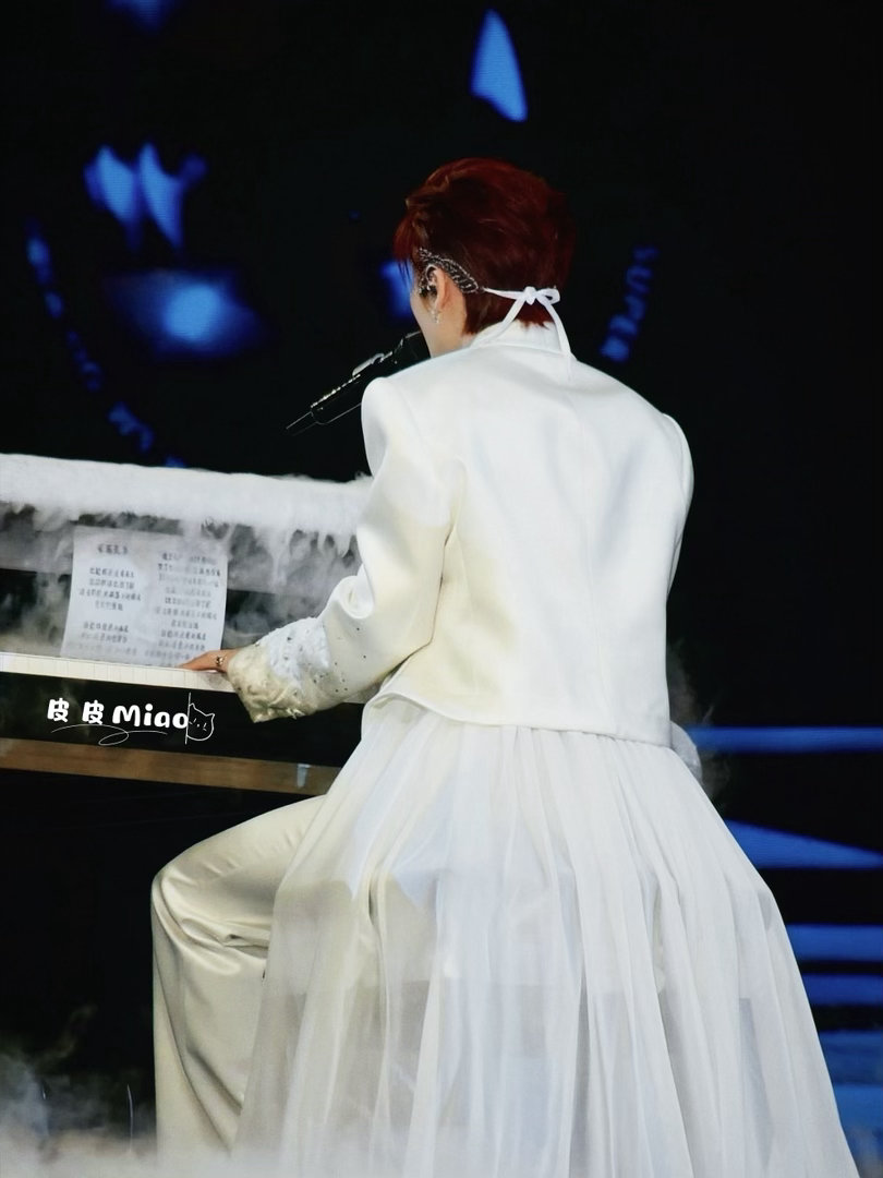 侯明昊白衣精灵侯明昊蝴蝶耳饰属于深圳站的梦幻造型存档，白衣胜雪，蝴蝶栖耳，圣洁与
