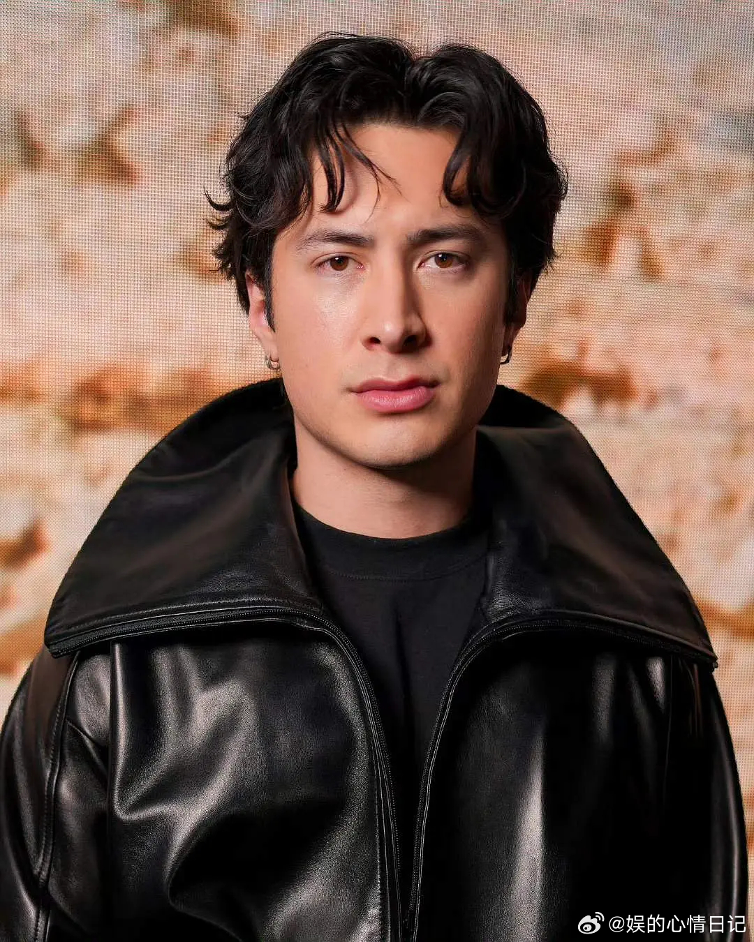 他的头这么大么，大得过分了吧 