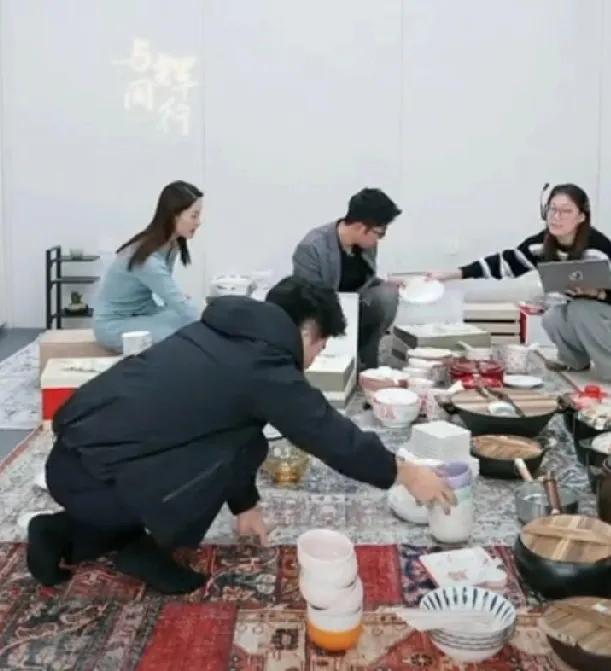董宇辉真是闲不住，跑来直播间干起了小工！


帮着安安和汉森摆摊卖货，看他摆盆子