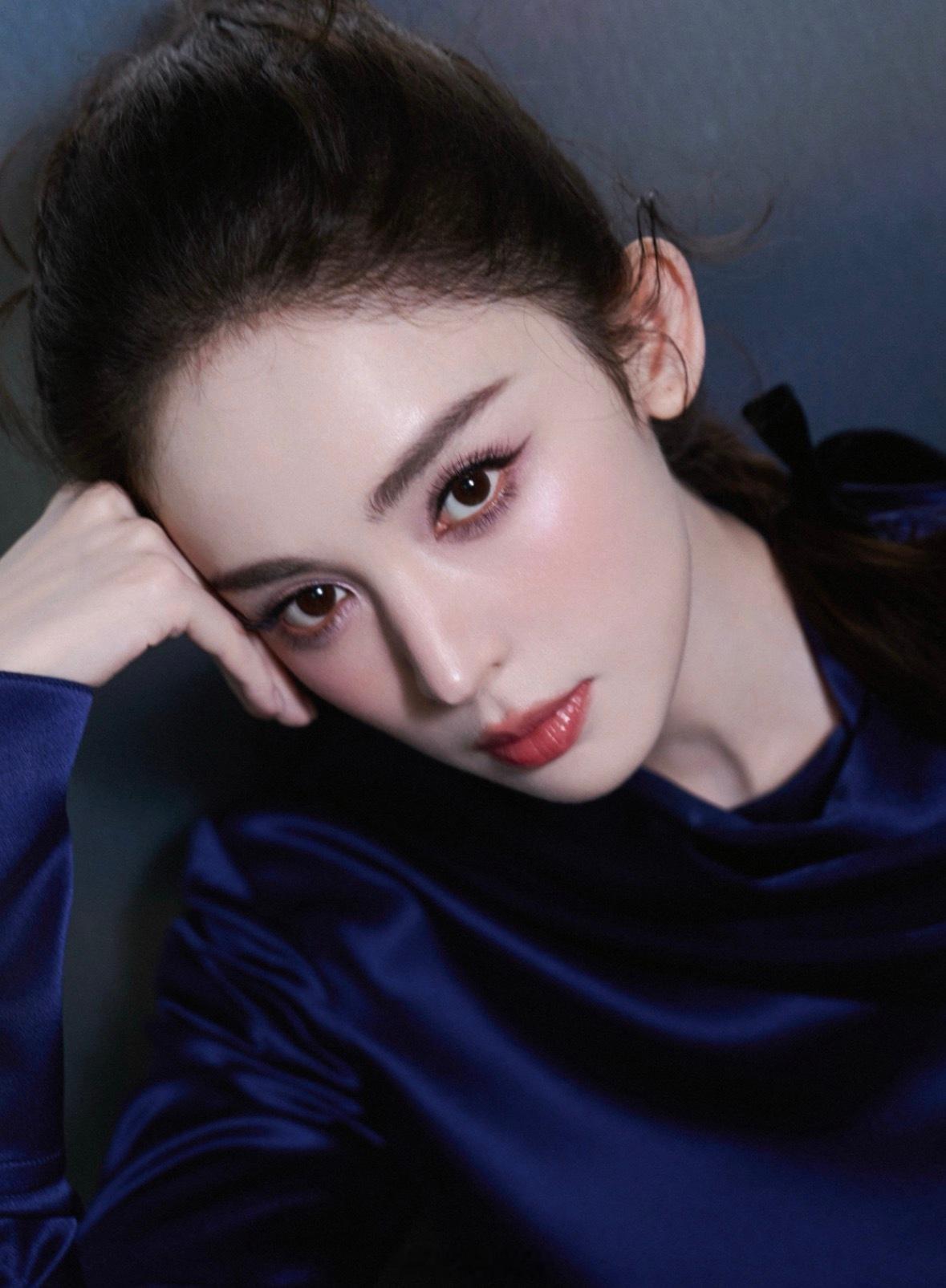 娜扎最新营业图，美出天际了 
