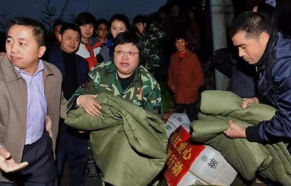 韩红深耕公益多年低调行善，直面非议质疑，初心为何从未改变？

韩红的公益路，从来