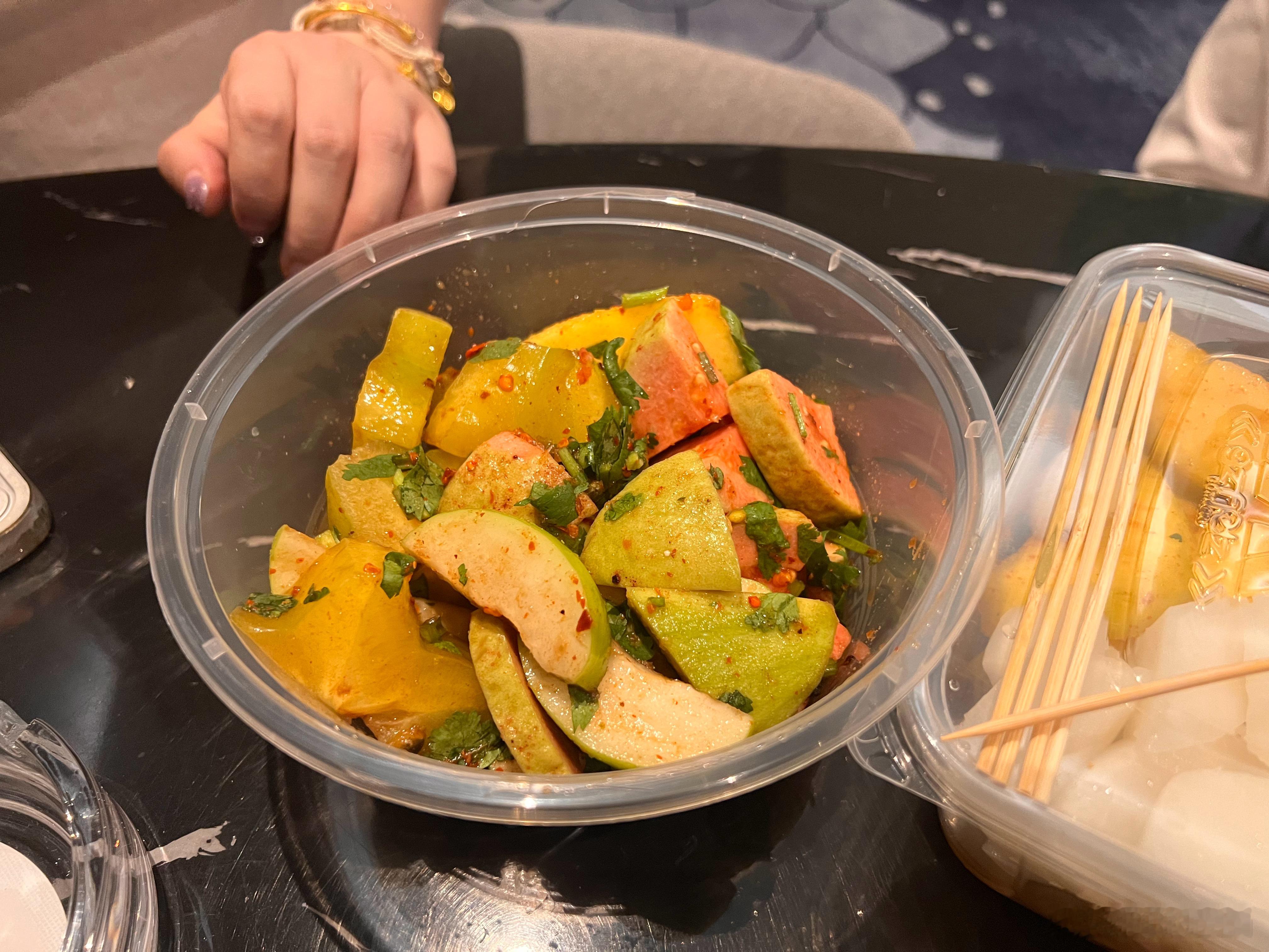 为什么会有红糖辣椒香菜味儿，以及椒盐味儿的酸吔啊……迷之好吃😋……楼下还有个糖